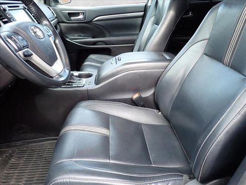 Used 2018 Toyota Highlander SE image 12