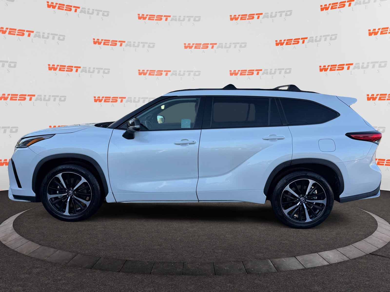 Used 2022 Toyota Highlander XSE AWD/4WD image 2