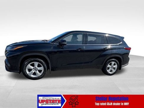 Used 2022 Toyota Highlander LE AWD/4WD image 4