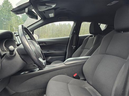 Used 2018 Toyota C-HR XLE image 2