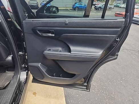 Used 2023 Toyota Highlander L image 21