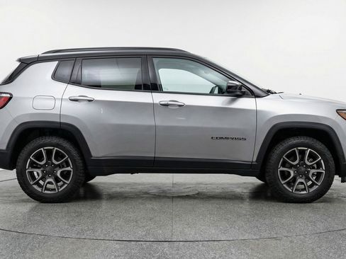 Used 2025 Jeep Compass Trailhawk image 11
