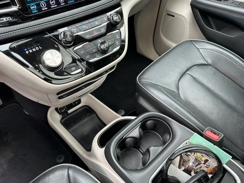 Used 2018 Chrysler Pacifica Limited w/ Advanced Safetytec Group FWD image 21