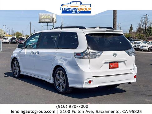 Used 2018 Toyota Sienna SE image 2
