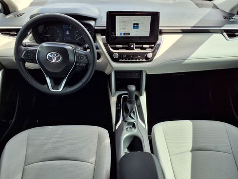 Used 2025 Toyota Corolla Cross LE FWD image 4