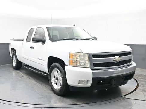 Used 2007 Chevrolet Silverado 1500 LT w/ 2LT Audio Package AWD/4WD image 2