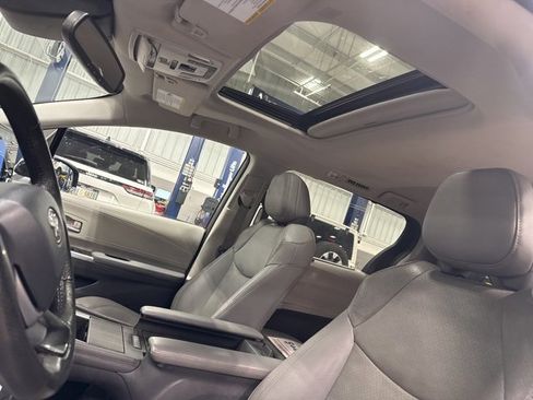 Used 2024 Toyota Sienna Limited image 28
