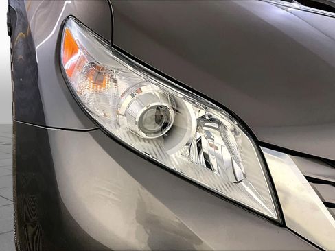 Used 2017 Toyota Sienna XLE w/ XLE Navigation Package AWD/4WD image 27