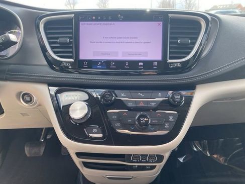 Certified 2022 Chrysler Pacifica Touring-L image 19