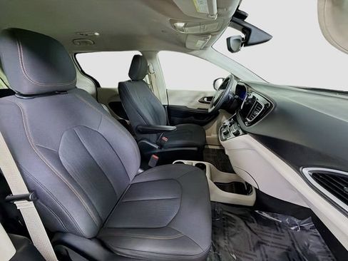 Used 2018 Chrysler Pacifica Touring w/ Tire & Wheel Group FWD image 29