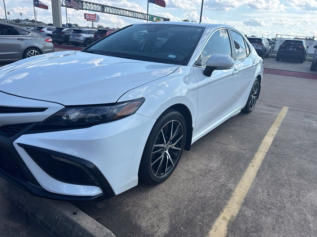 Used 2023 Toyota Camry SE FWD image 2
