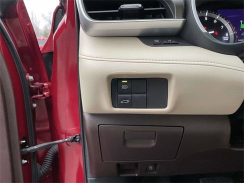 Used 2020 Toyota Highlander XLE image 23