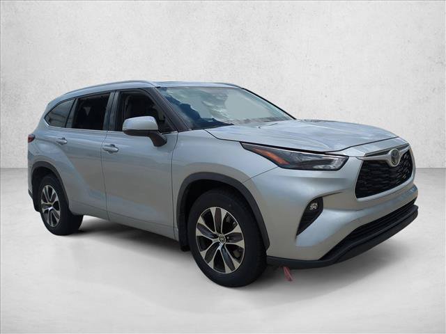 Used 2022 Toyota Highlander XLE AWD/4WD image 3