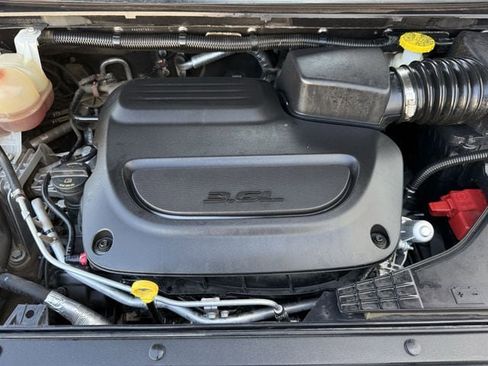 Used 2022 Chrysler Voyager LX image 32