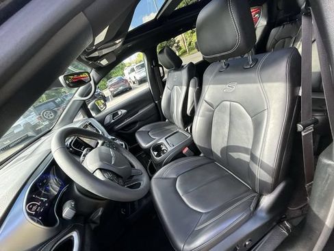 Used 2023 Chrysler Pacifica Touring-L w/ S Appearance Package AWD/4WD image 15