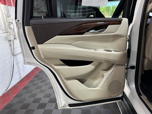 Used 2016 Cadillac Escalade Luxury AWD/4WD image 10