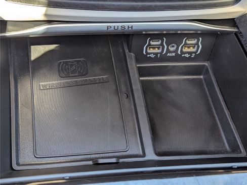 Used 2023 Chrysler Pacifica Limited FWD image 27