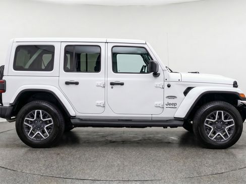 Used 2025 Jeep Wrangler Sahara image 11