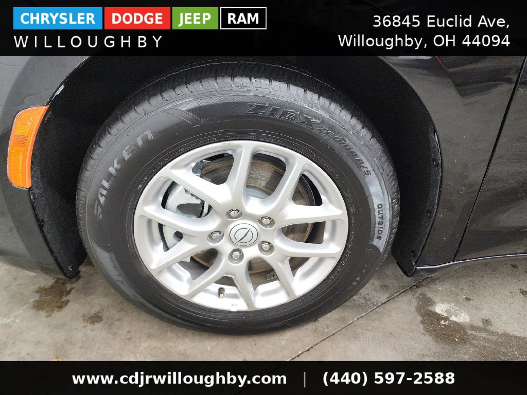 Used 2026 Chrysler Pacifica Select FWD image 36