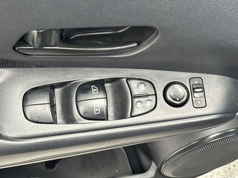 Used 2022 Nissan Kicks S image 18