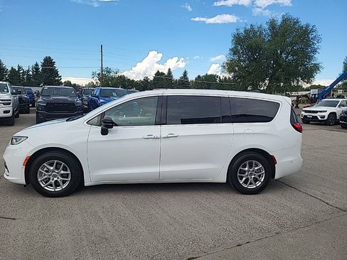 Used 2024 Chrysler Pacifica Touring-L FWD image 5
