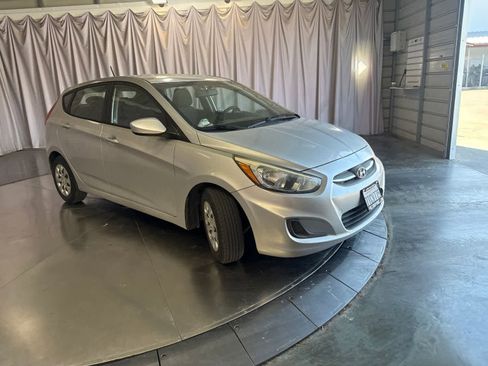 Used 2016 Hyundai Accent SE FWD image 2