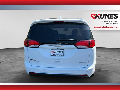 Used 2018 Chrysler Pacifica Limited w/ Advanced Safetytec Group FWD image 8