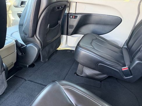 Used 2023 Chrysler Pacifica Touring-L FWD image 15