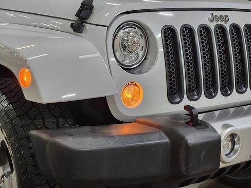 Used 2018 Jeep Wrangler Unlimited Sahara AWD/4WD image 13