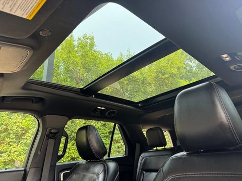 Used 2020 Ford Explorer XLT w/ Equipment Group 202A AWD/4WD image 12
