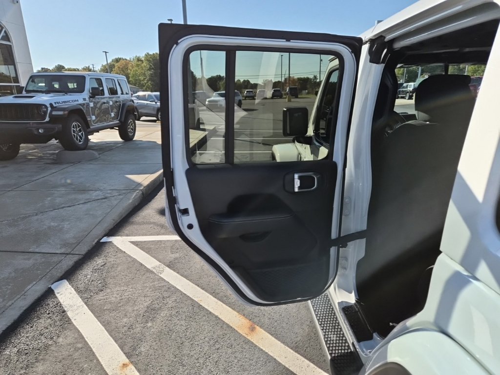 Used 2020 Jeep Wrangler Unlimited Sahara w/ Cold Weather Group AWD/4WD image 13