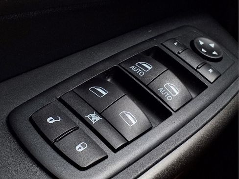 Used 2021 Jeep Cherokee Trailhawk AWD/4WD image 25