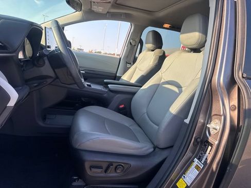 Used 2022 Toyota Sienna XLE FWD image 14