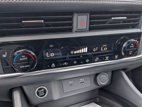 Used 2023 Nissan Rogue SV w/ SV Premium B Package image 15