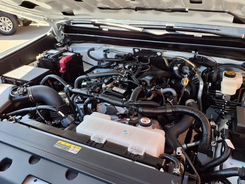 Used 2025 Toyota Tacoma SR5 AWD/4WD image 9