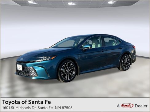 Used 2025 Toyota Camry XLE image 1