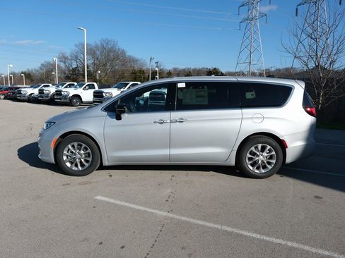 New 2026 Chrysler Pacifica Limited w/ Uconnect Theater Family Group image 11