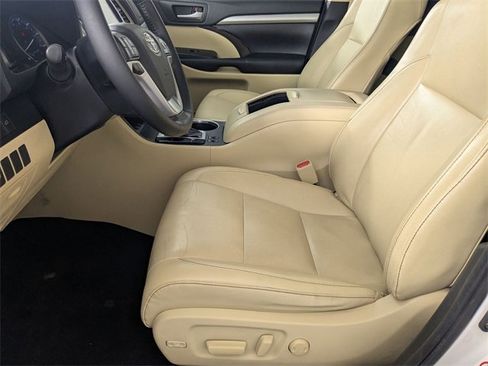 Used 2019 Toyota Highlander XLE image 12