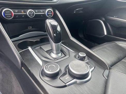 Used 2018 Alfa Romeo Giulia Base image 29