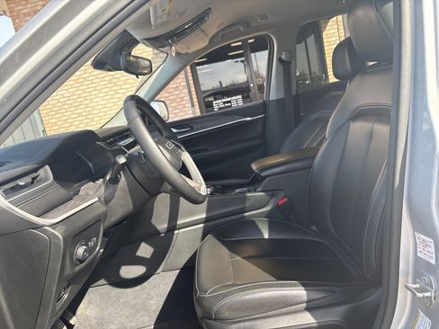 Used 2023 Jeep Grand Cherokee Limited image 3