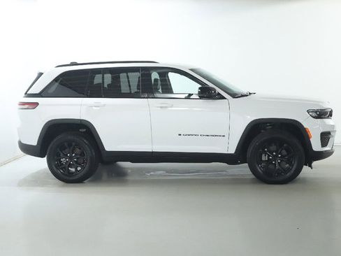 Used 2025 Jeep Grand Cherokee 4WD image 11