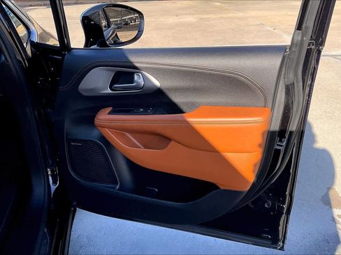 Used 2024 Chrysler Pacifica Pinnacle image 20