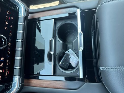 Used 2025 GMC Yukon Denali w/ Advanced Technology Package AWD/4WD image 45