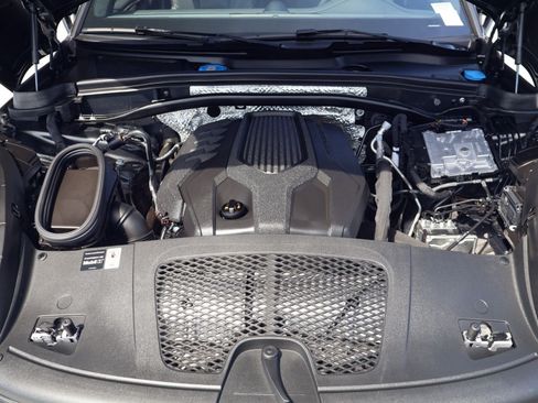 Certified 2025 Porsche Macan AWD/4WD image 26