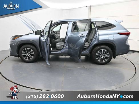 Used 2022 Toyota Highlander XLE AWD/4WD image 38