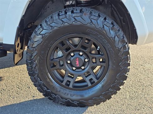 Used 2018 Toyota 4Runner SR5 Premium image 9