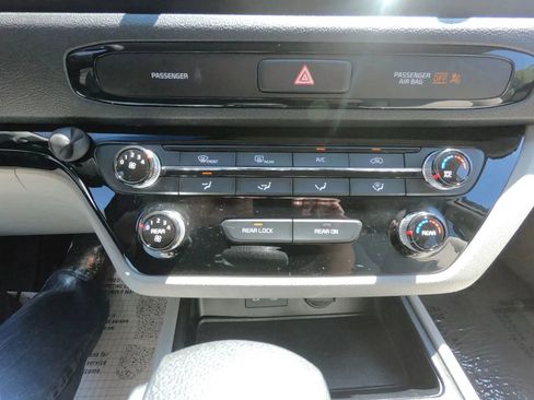 Used 2019 Kia Sedona L image 19