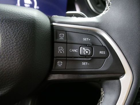 Used 2025 Jeep Grand Cherokee Altitude AWD/4WD image 23