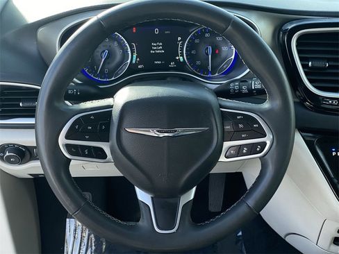 Used 2023 Chrysler Pacifica Touring-L image 12