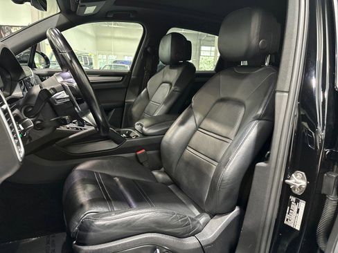 Used 2019 Porsche Cayenne S AWD/4WD image 4